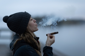 欧美美女抽雪茄侧颜图片